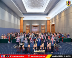 SIMBOLIK PENYERAHAN WRIT & TAKLIMAT PASUKAN PEGAWAI PENGURUS PRU DUN NEGERI SEMBILAN KE-16