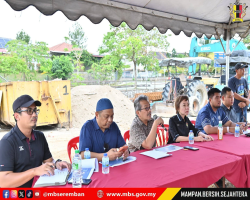 DATUK BANDAR TURUN BAGI SESI LIBAT URUS BERSAMA PENDUDUK SEREMBAN 2 BERHUBUNG PEMBANGUNAN PADANG SINTETIK