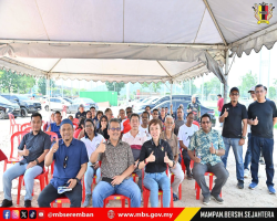 DATUK BANDAR TURUN BAGI SESI LIBAT URUS BERSAMA PENDUDUK SEREMBAN 2 BERHUBUNG PEMBANGUNAN PADANG SINTETIK