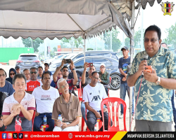 DATUK BANDAR TURUN BAGI SESI LIBAT URUS BERSAMA PENDUDUK SEREMBAN 2 BERHUBUNG PEMBANGUNAN PADANG SINTETIK