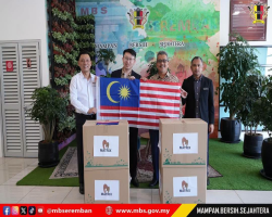 PENYERAHAN BENDERA JALUR GEMILANG DARIPADA MATRIX CONCEPTS HOLDINGS BERHAD KEPADA MBS