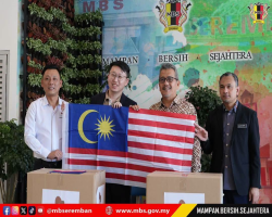 PENYERAHAN BENDERA JALUR GEMILANG DARIPADA MATRIX CONCEPTS HOLDINGS BERHAD KEPADA MBS