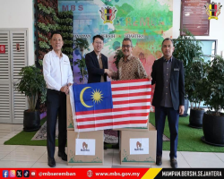 PENYERAHAN BENDERA JALUR GEMILANG DARIPADA MATRIX CONCEPTS HOLDINGS BERHAD KEPADA MBS