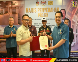 MAJLIS PENYERAHAN KERJA-KERJA PROJEK MENAIKTARAF STADIUM TUANKU ABDUL RAHMAN PAROI, NEGERI SEMBILAN DARUL KHUSUS